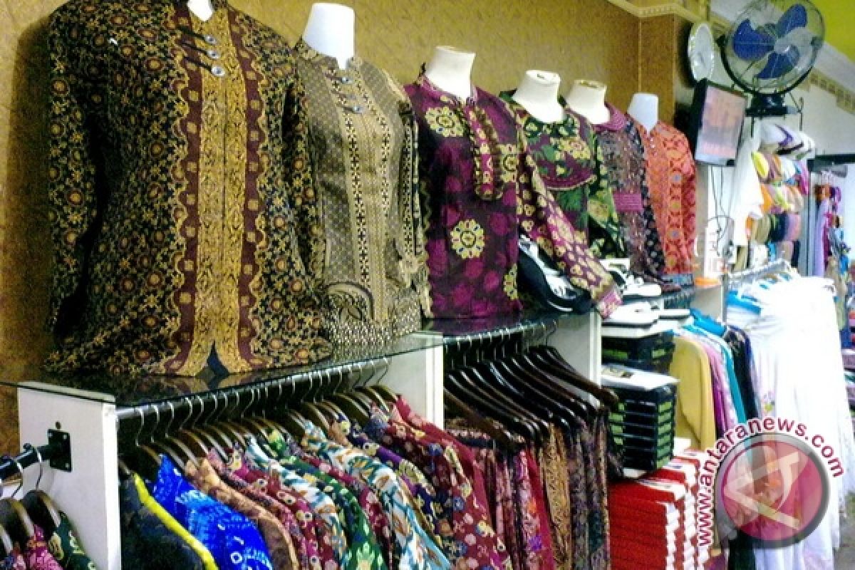 Pendapatan penjualan baju batik Rp2 juta/hari