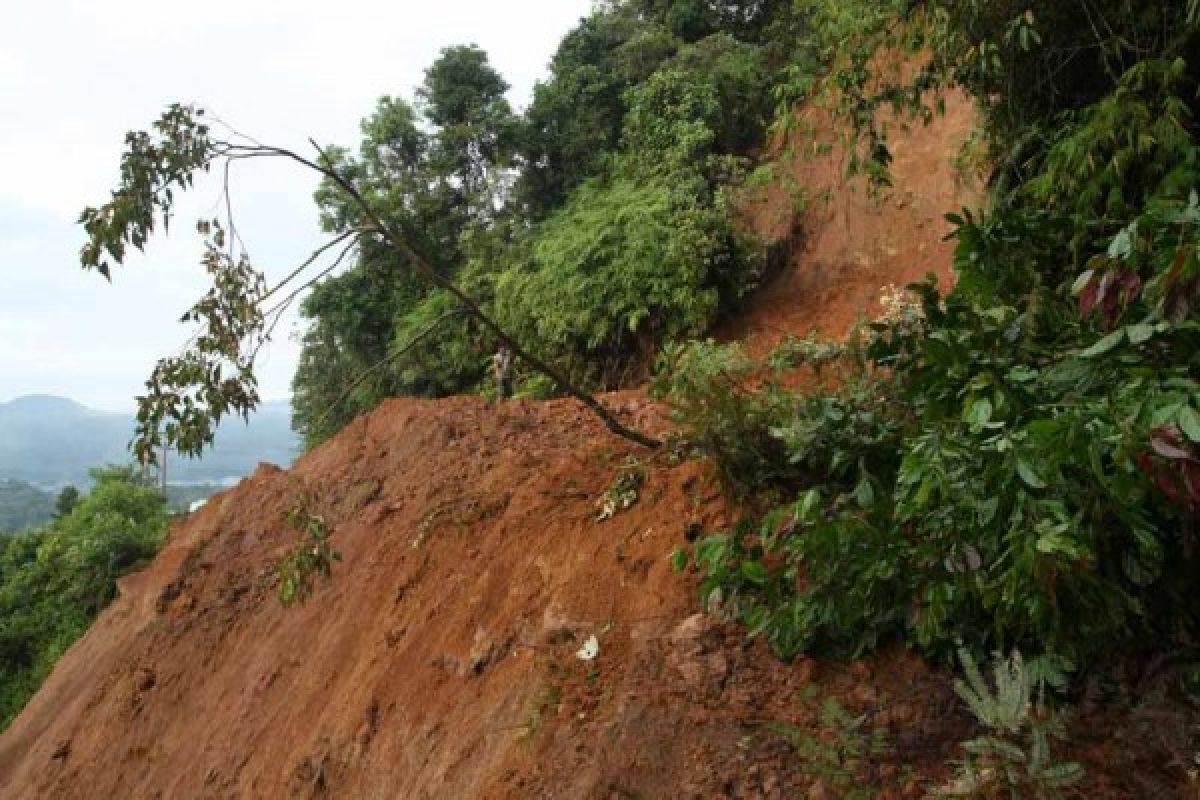 Jalur Lubuk Basung-Bukittinggi Putus Akibat Tanah Longsor