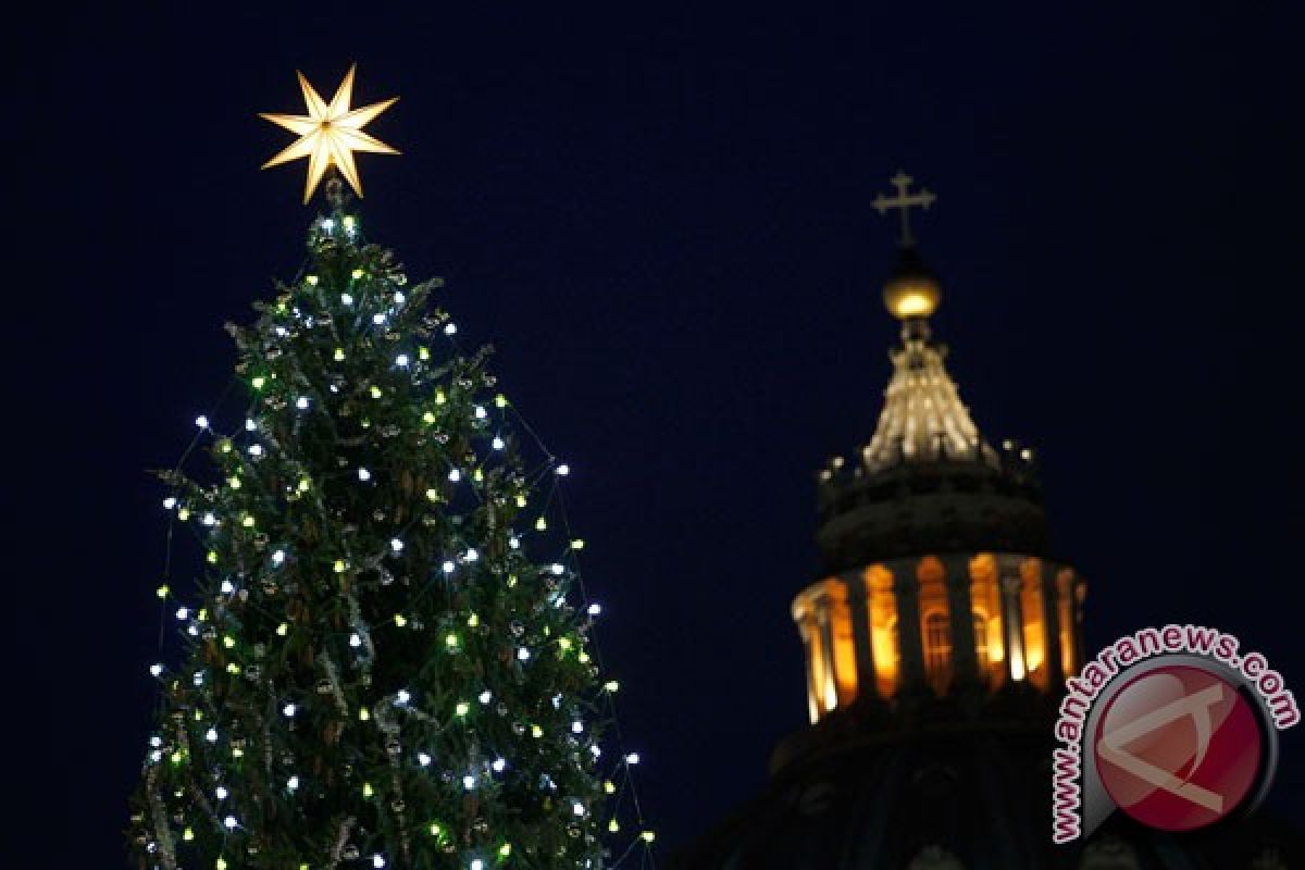 Pohon Natal 12 meter hiasi misa Katedral Bandung