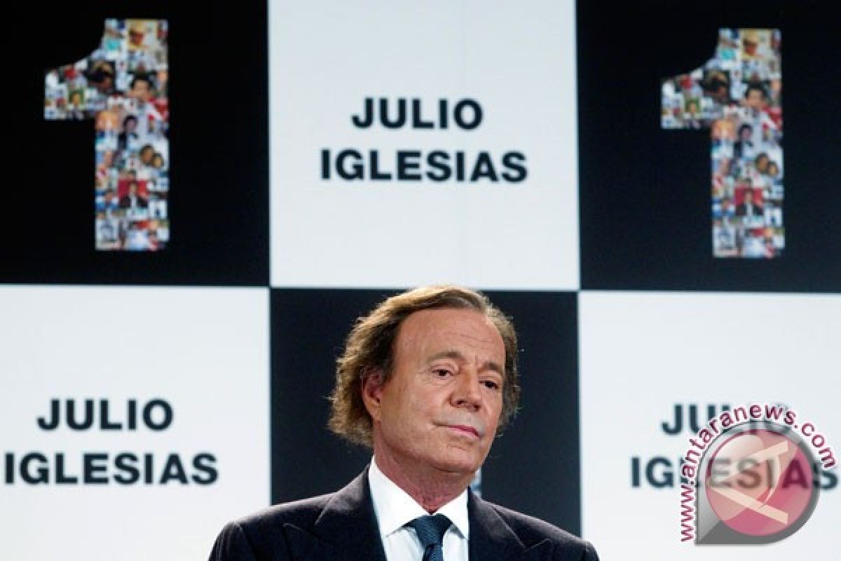 Julio Iglesias is a fan of Eurovision Queen Conchita