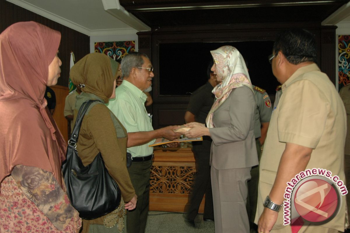 Bupati Kukar Serahkan Santunan Korban Jembatan  