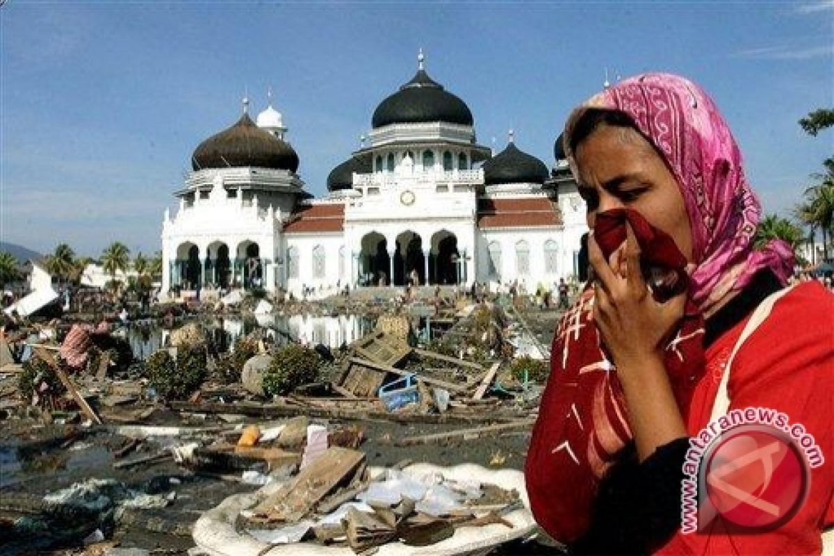 Ribuan warga Aceh padati kuburan massal Tsunami