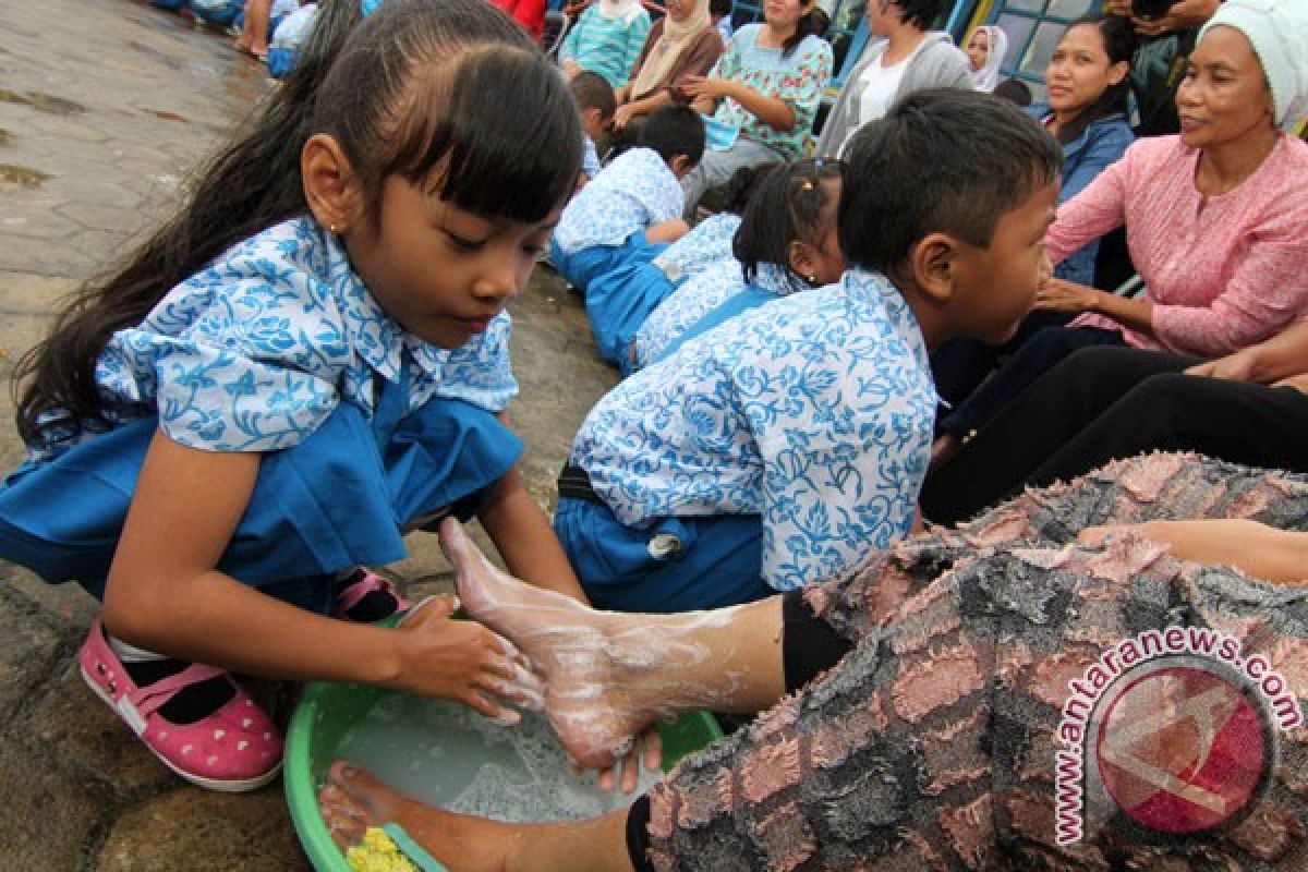 Anak-anak peringati Hari Ibu dengan membasuh kaki ibu