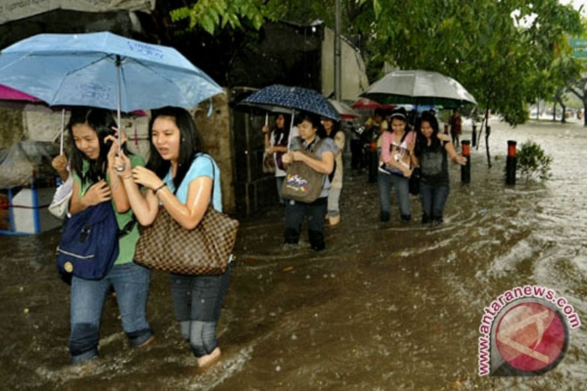 Dinas sosial salurkan bantuan bagi korban banjir