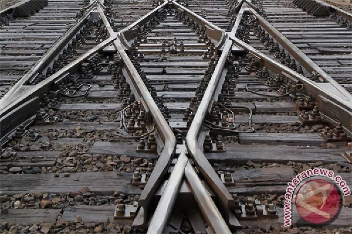 Perlintasan kereta api jalur Cijapati tanpa palang pintu