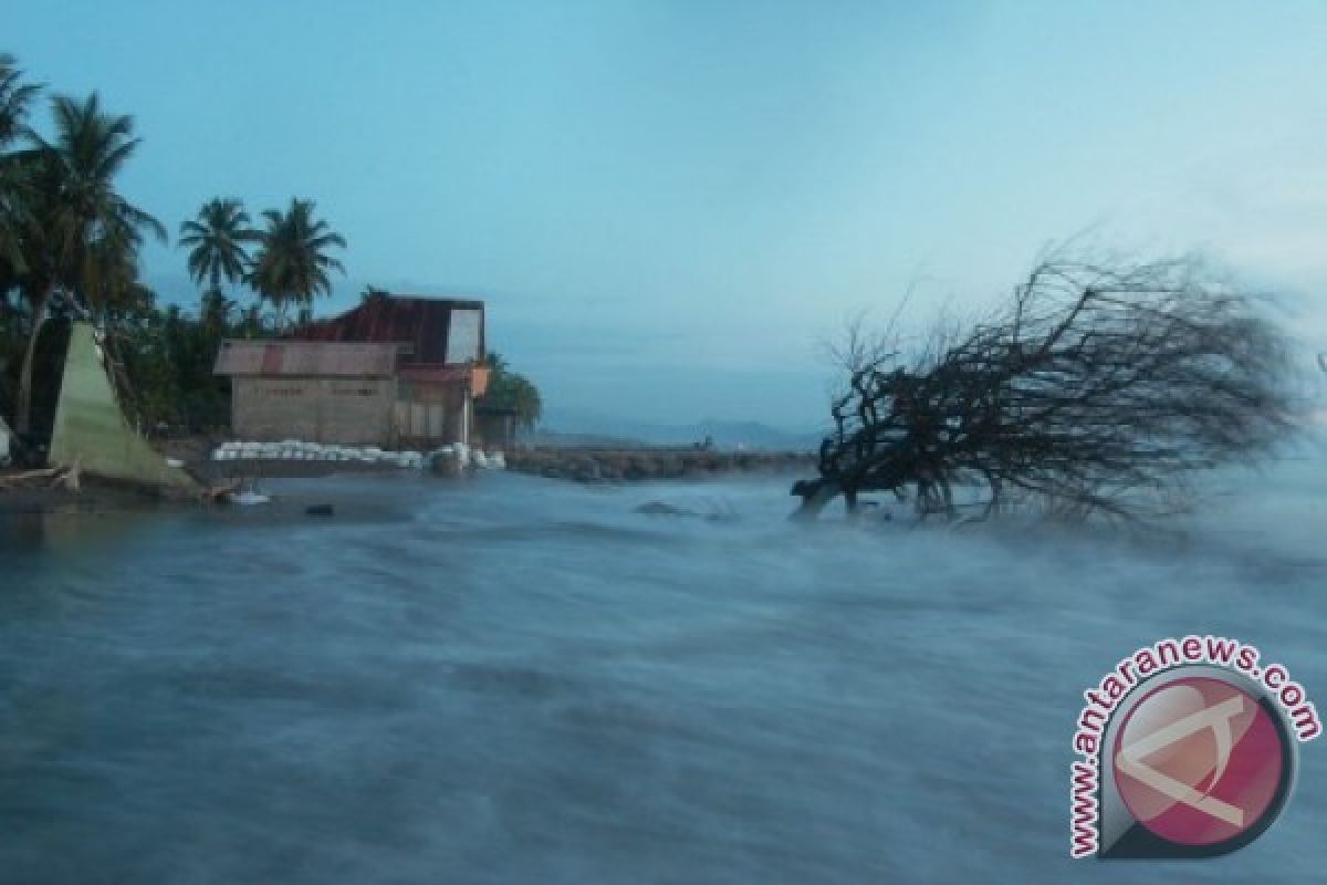 Gelombang pasang rusak 23 rumah 