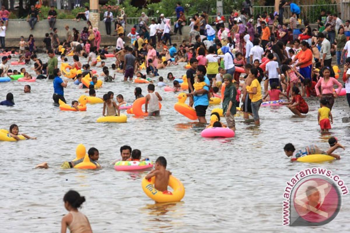 Tahun baru, ribuan orang berlibur ke Ancol