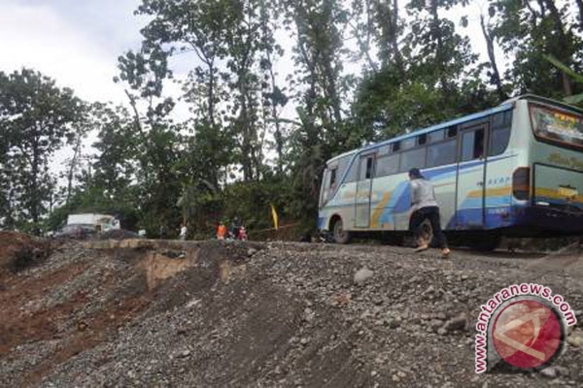 Jalur Liwa-Krui mulai bisa dilewati mobil