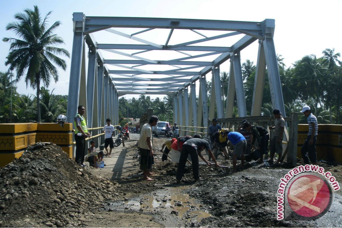 Warga Bengkulu Selatan bangun jembatan secara swadaya