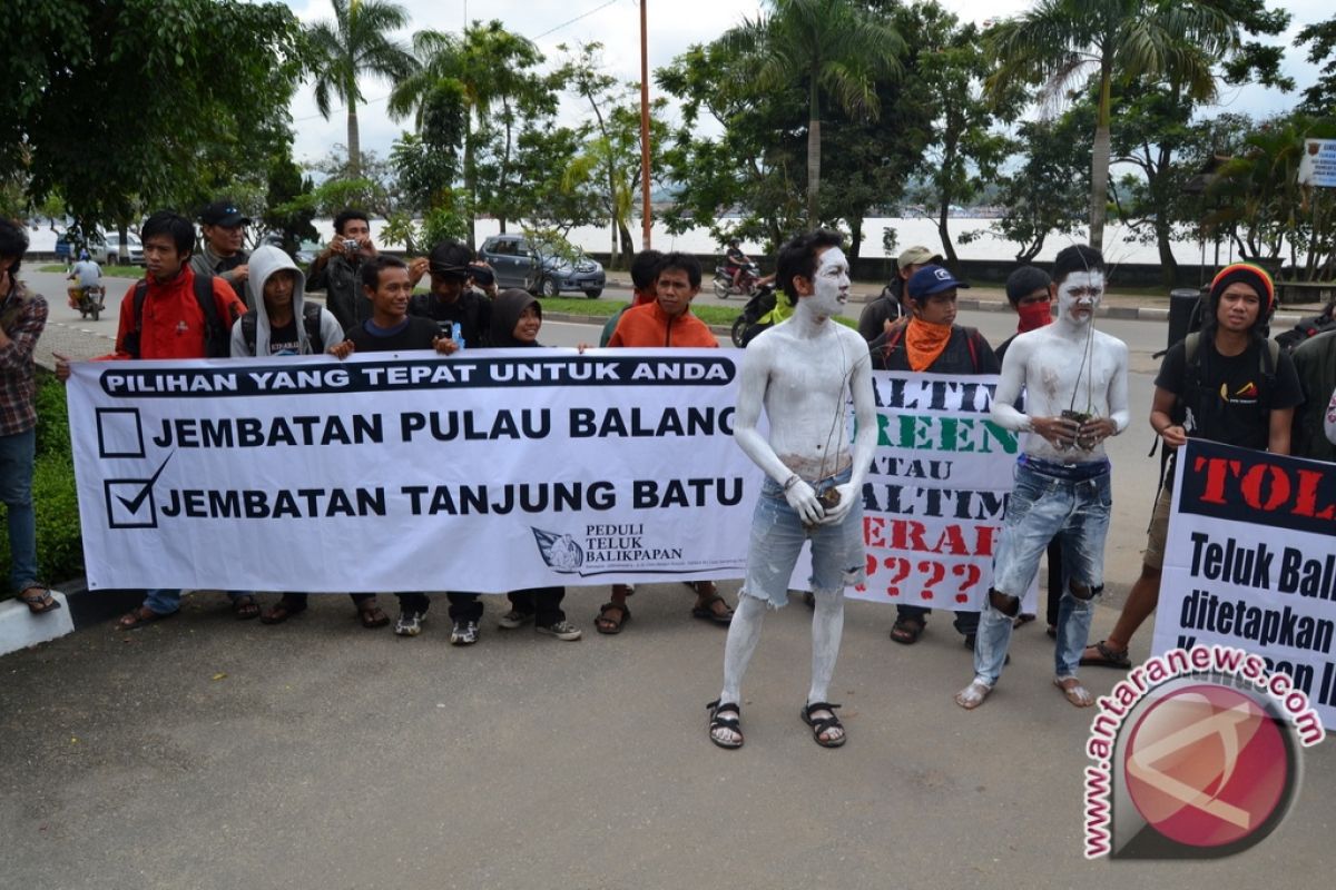 LSM Peduli Teluk Balikpapan Demo Tolak Jembatan  