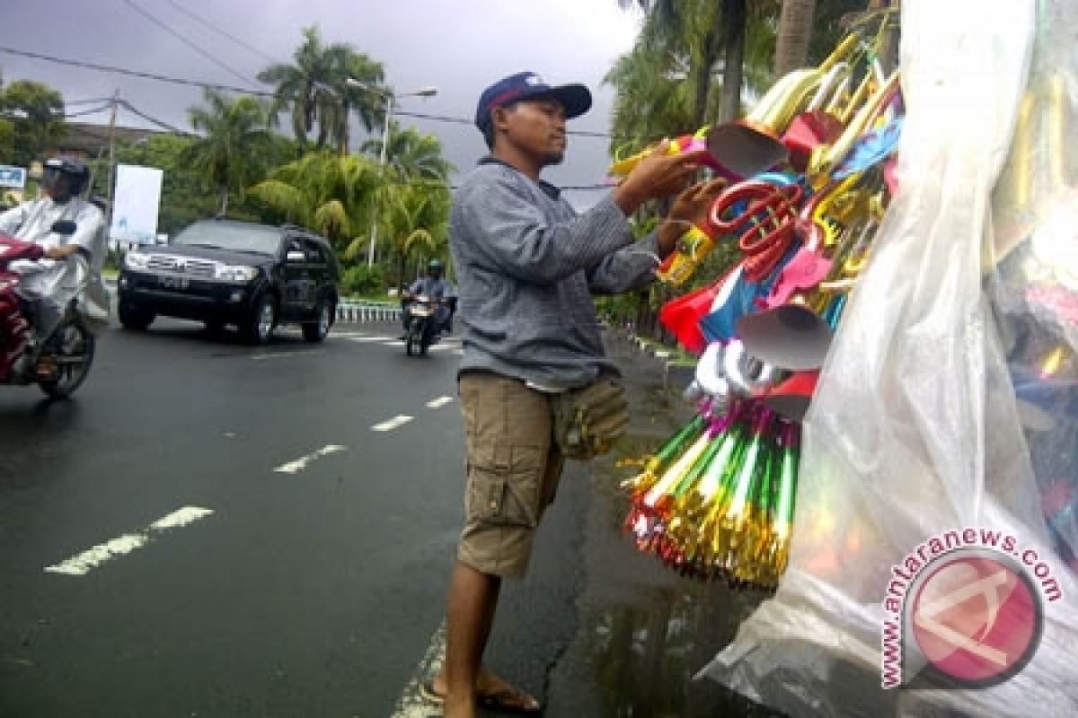 Hujan Tak Surutkan Usaha Pedagang Terompet Musiman