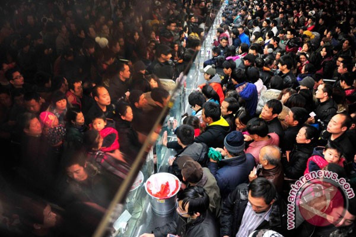 Warga China berburu tiket kereta mudik libur Tahun Baru Imlek