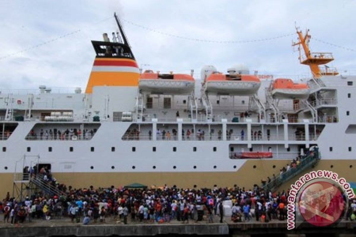 Seribuan penumpang kapal padati pelabuhan laut Biak