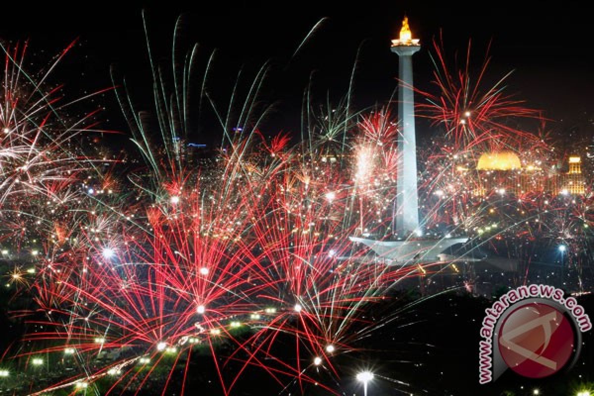 Monas semarak dengan dzikir dan kembang api