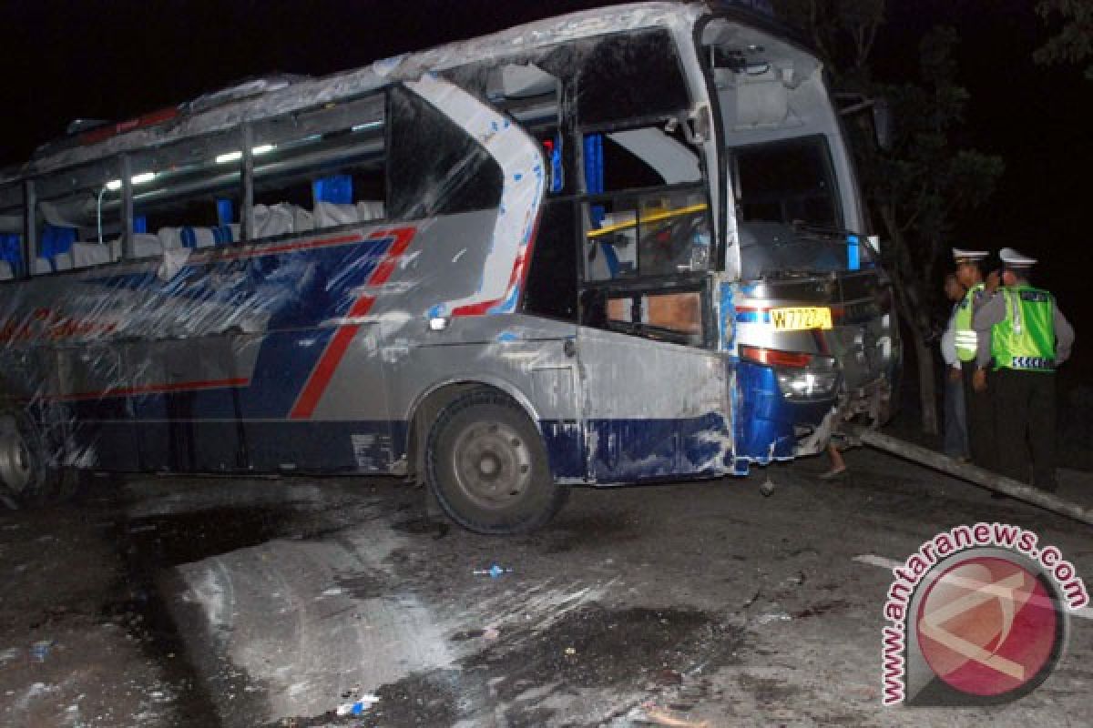Bus Sumber Kencono terguling, enam tewas