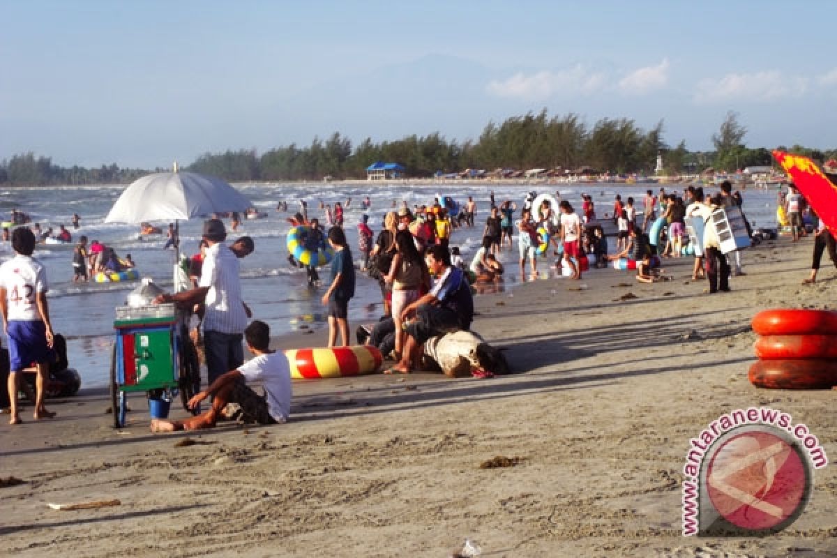 Ribuan orang padati wisata pantai pandan wangi 
