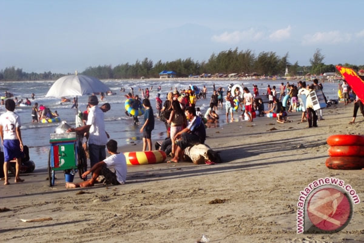 Pengunjung pantai carocok membludak