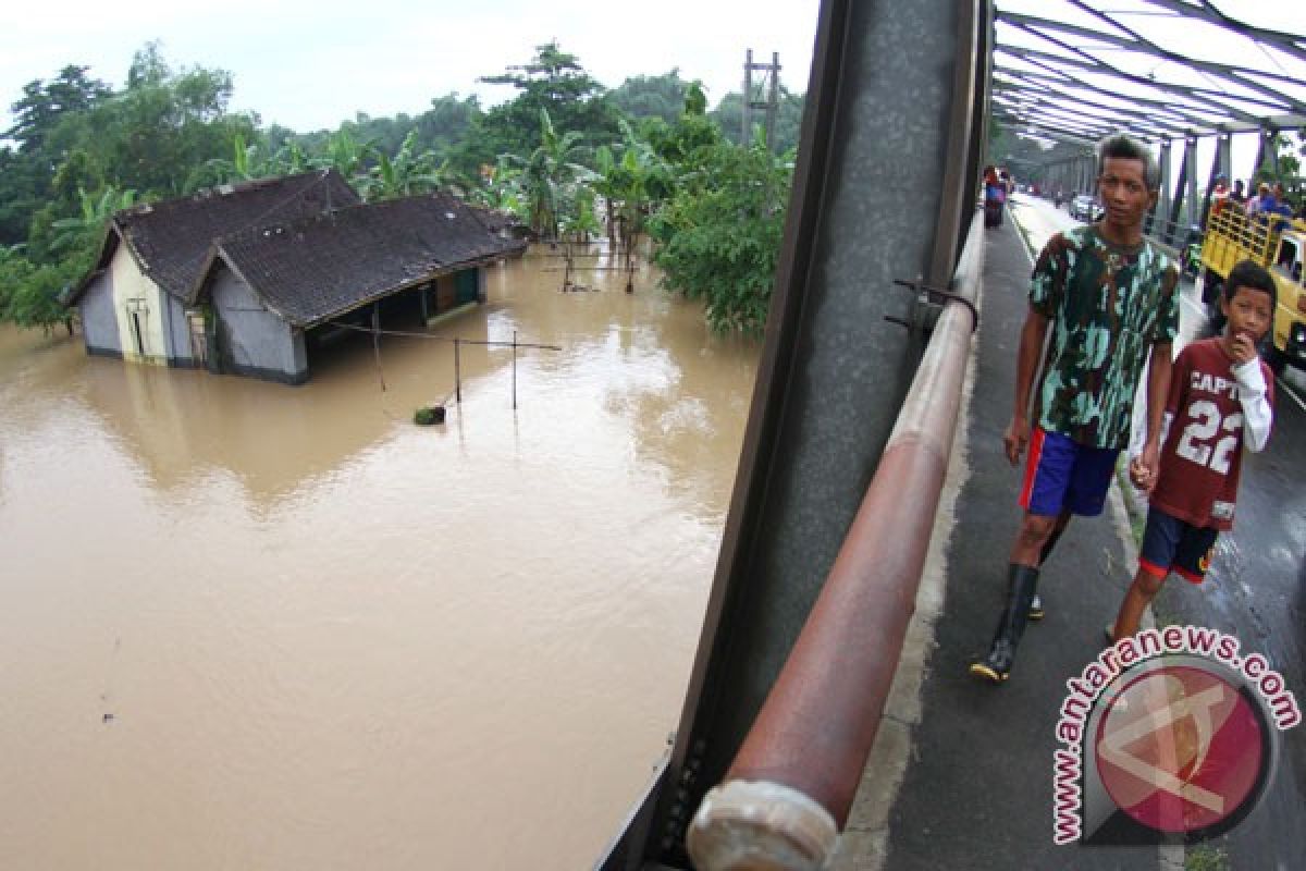 Curah hujan "meledak" di Jawa