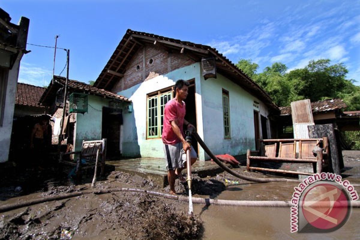 Pengungsi korban banjir Bengawan Solo pulang