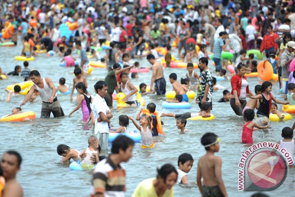 Ancol dipadati pengunjung meski mendung