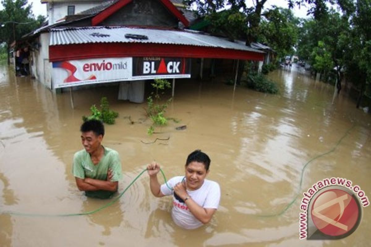Bengawan Solo river overflows 