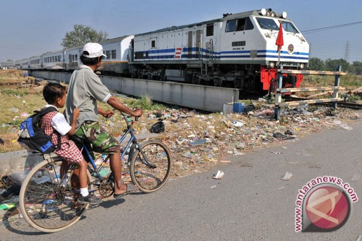 Warga Lebong Tandai perbaiki rel lori rusak 