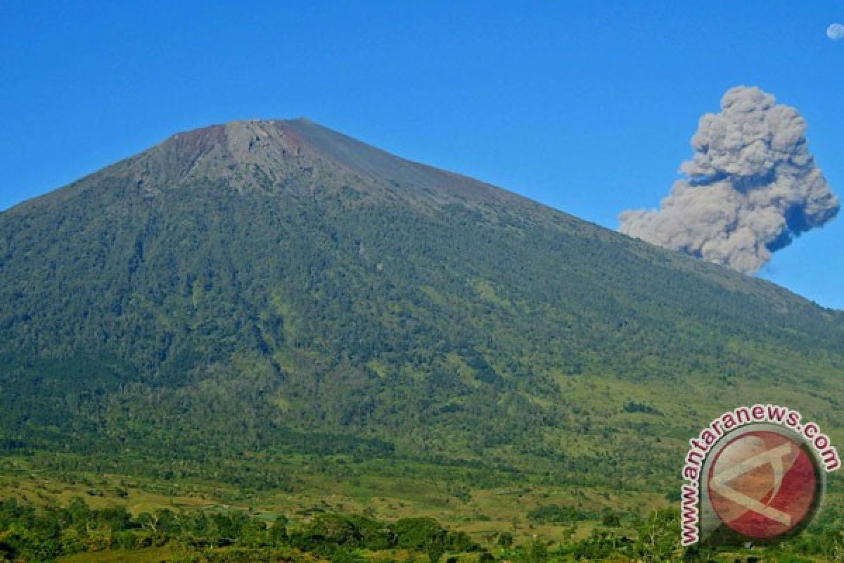 Gunung Barujari di Lombok meletus