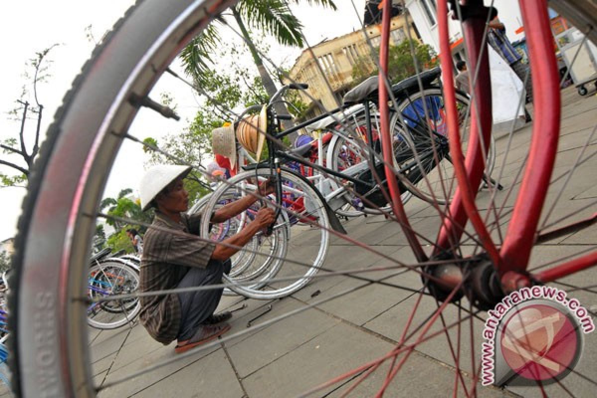 Berwisata dengan sepeda onthel di Kota Tua