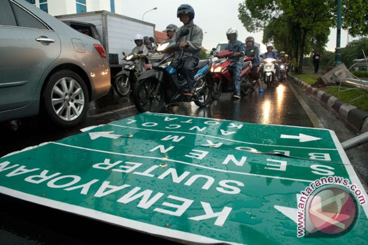 Hujan deras macetkan ruas jalan Jakarta