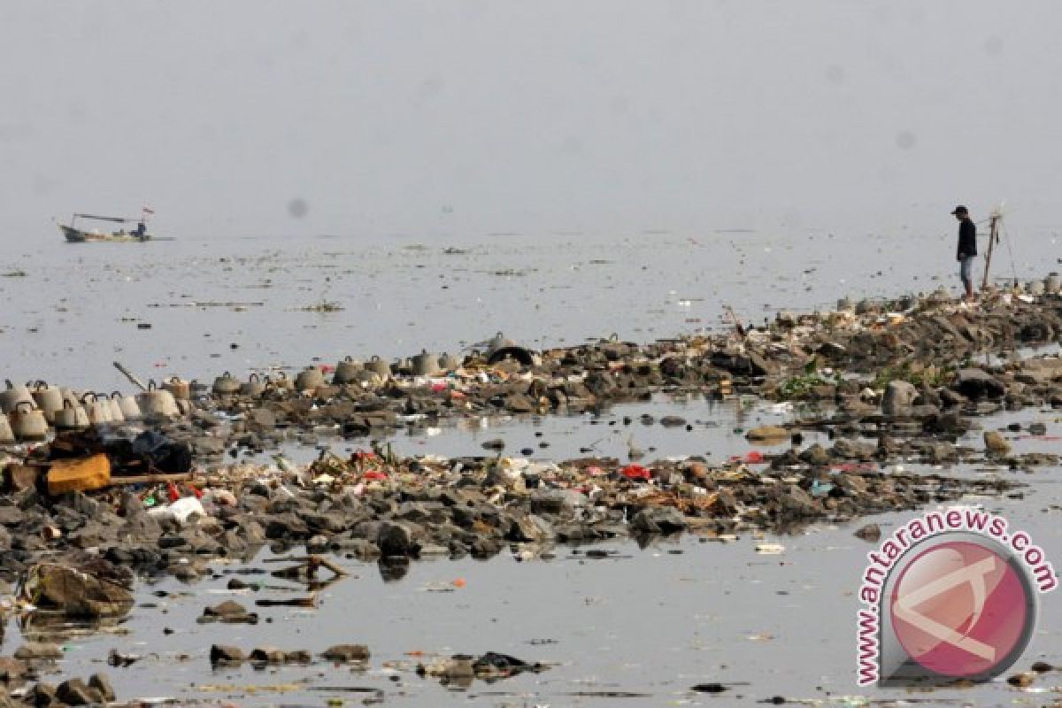 Kawasan pantai Teluk Lombok dipenuhi sampah
