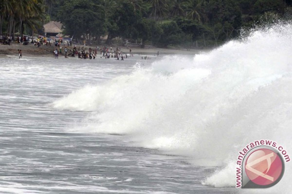 Gelombang empat meter di perairan utara Bangka 