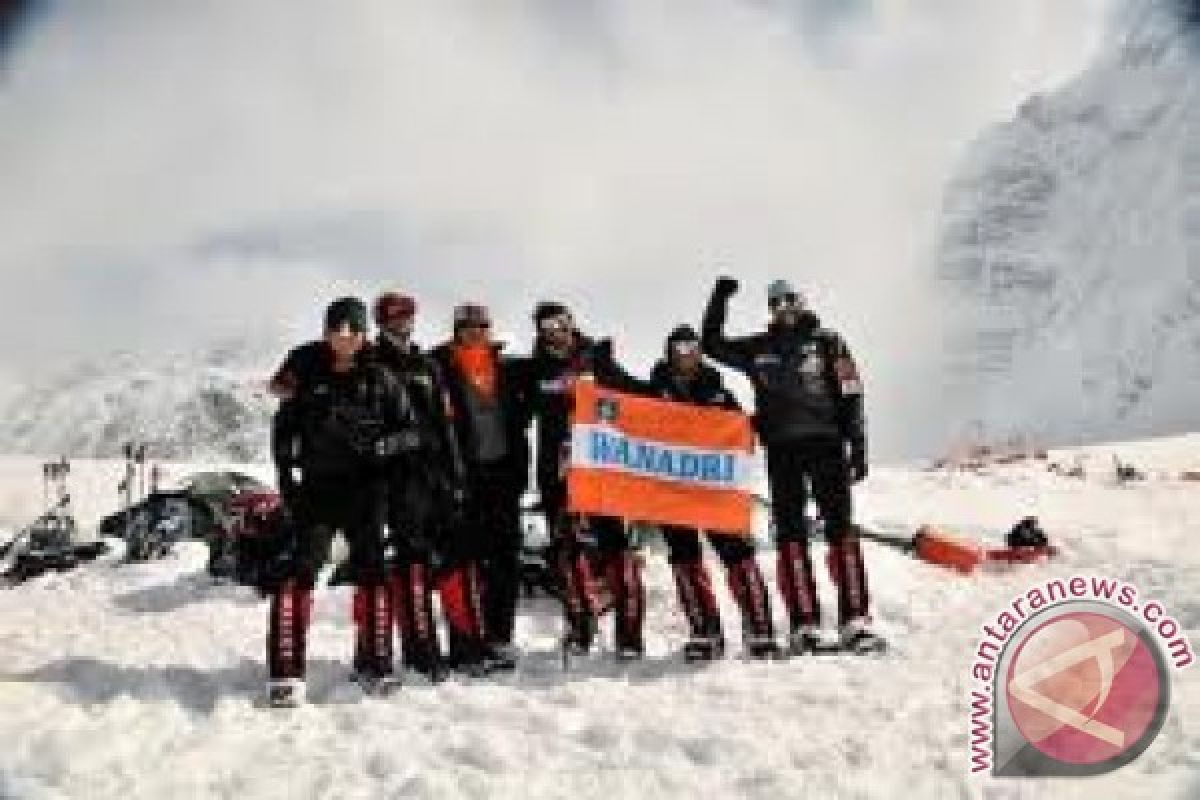 Tim 7 Summits capai puncak Gunung Vinson Massif