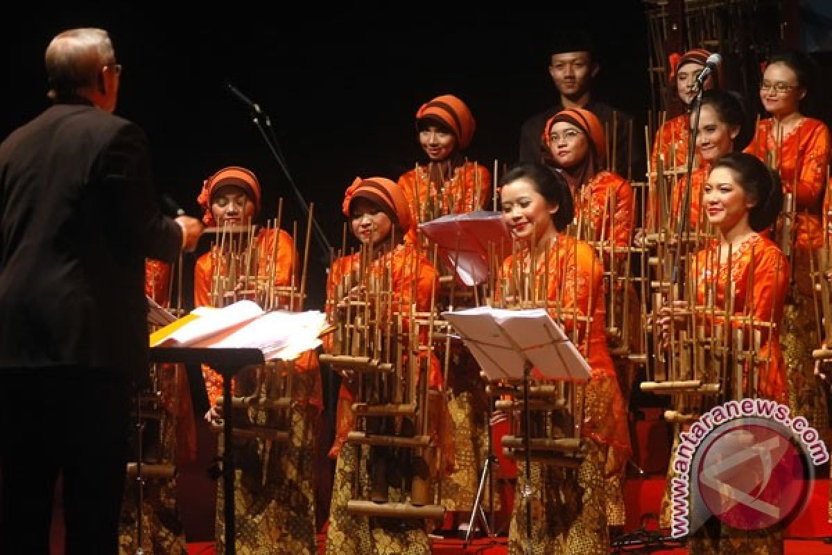 Angklung hentakan  perayaan 100 tahun Canberra