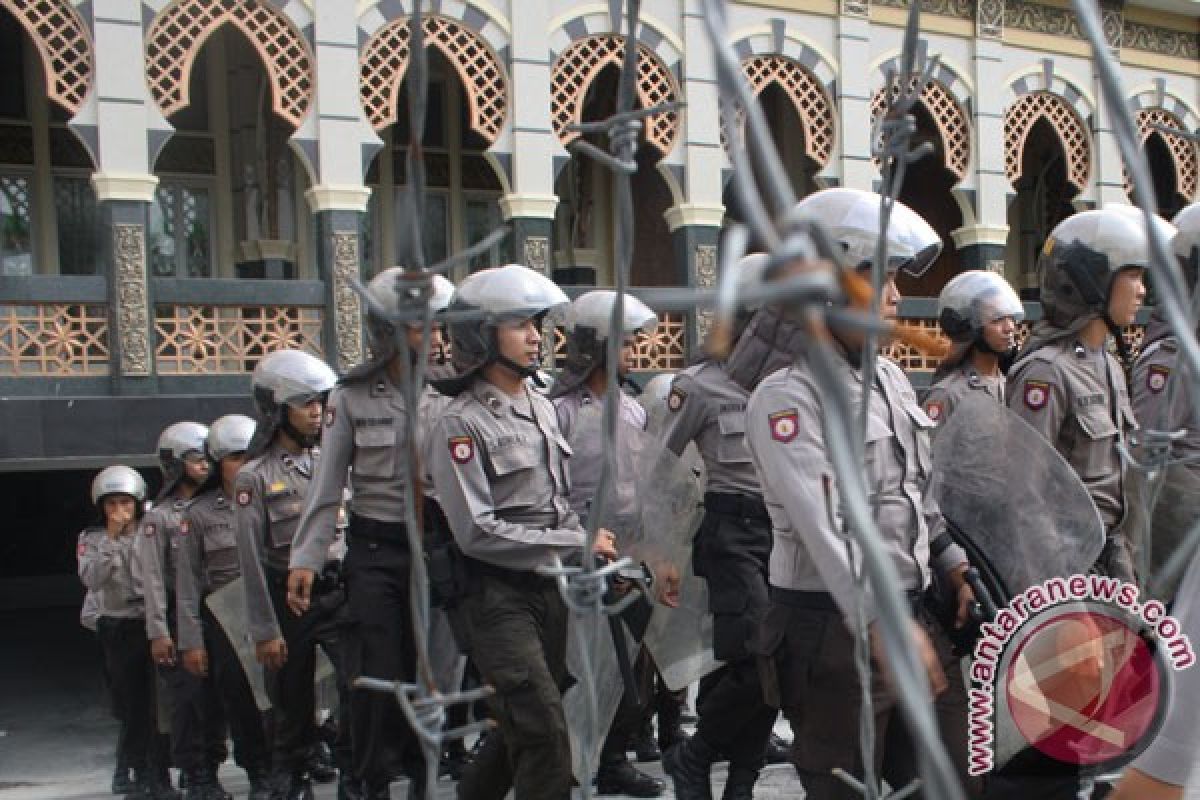 Ratusan polisi amankan kantor KPU Pekanbaru 