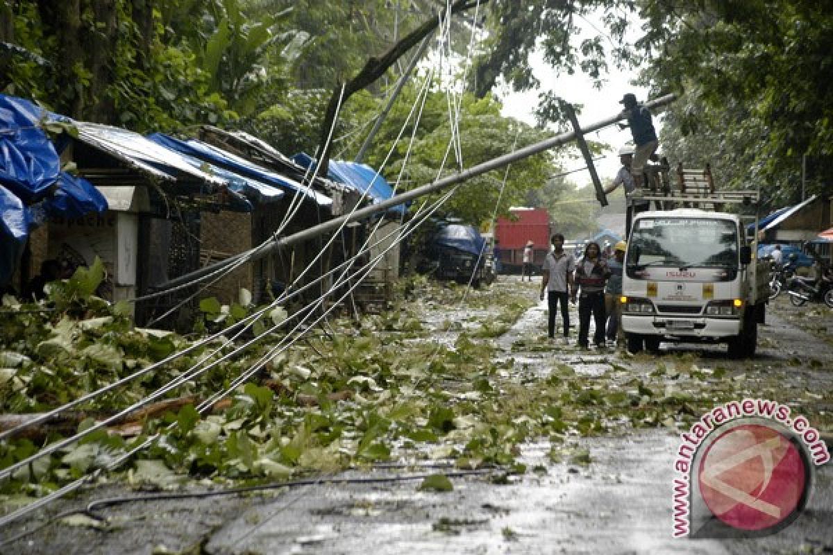 Angin kencang rusak puluhan rumah di Banyumas