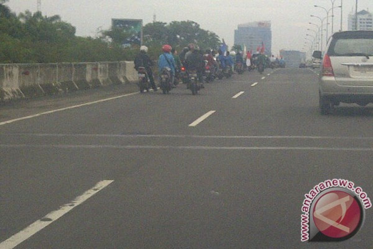 Pengunjukrasa bermotor masuk tol Jakarta-Merak