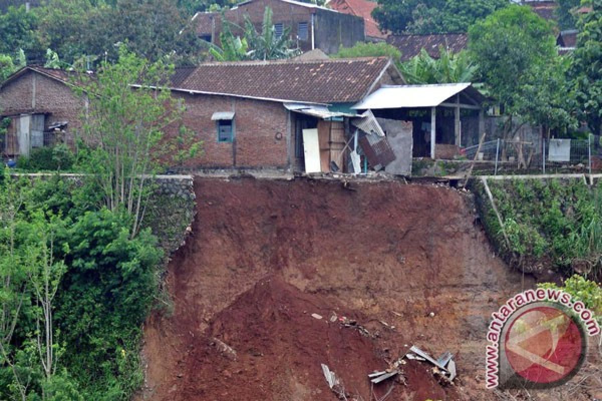 Puluhan rumah di Bojonegoro terancam longsor