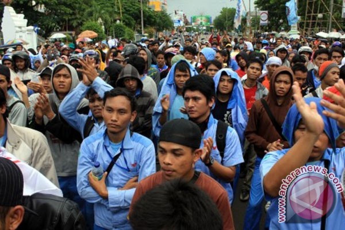Ratusan buruh galangan kapal di Bintan mogok 