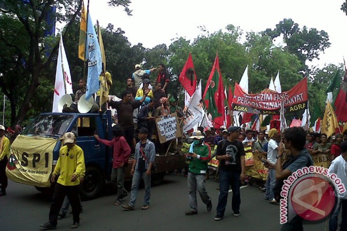 Demonstran bergerak menuju DPR