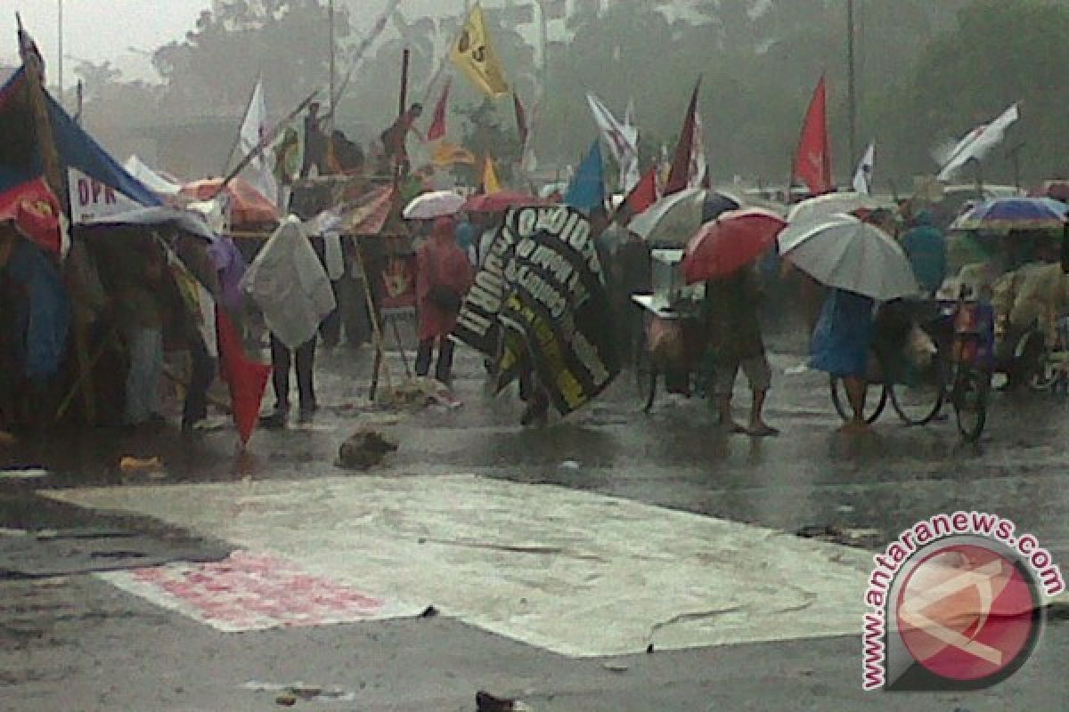 Demonstran tak pedulikan hujan deras
