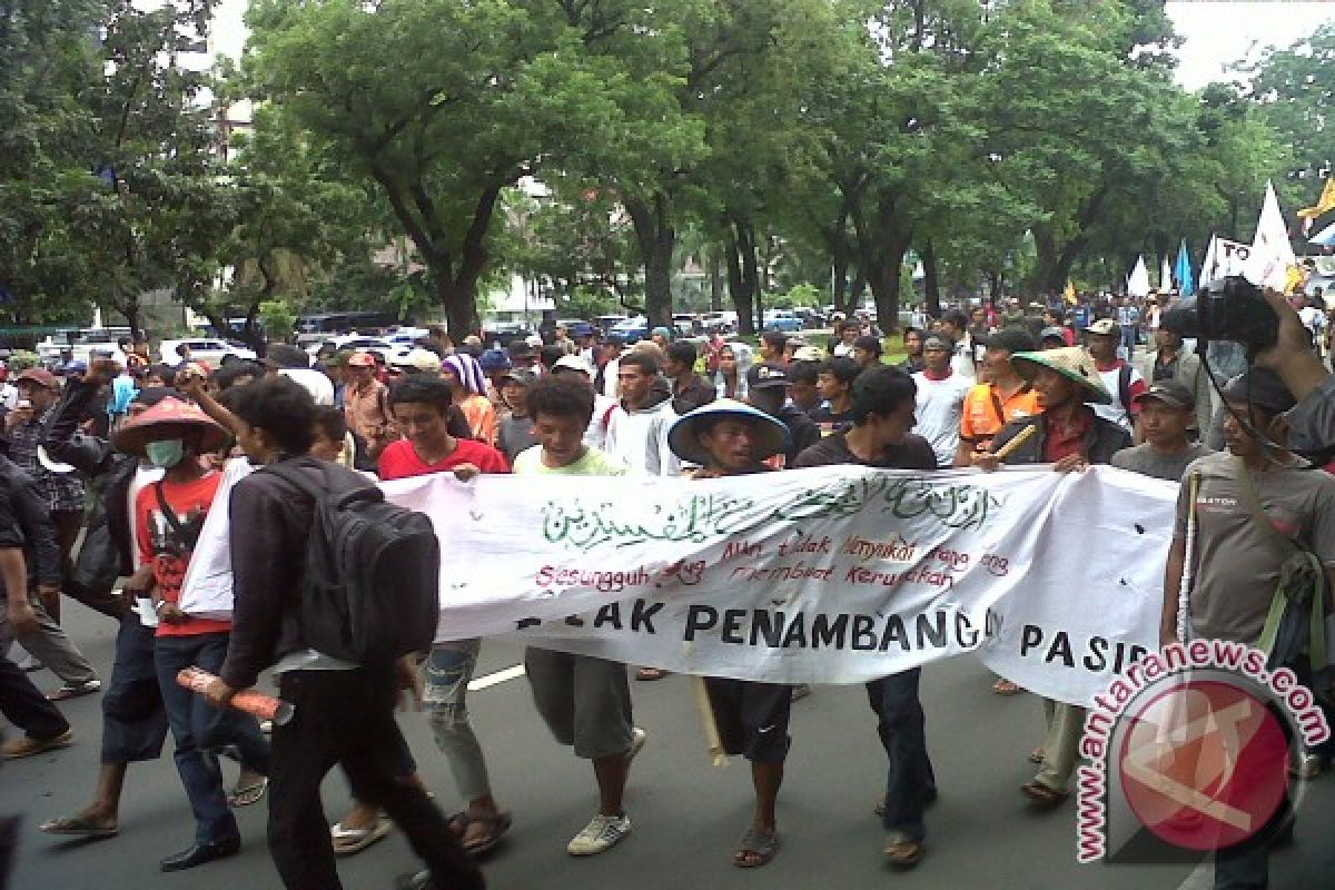 Ribuan demonstran menyemut di depan Istana
