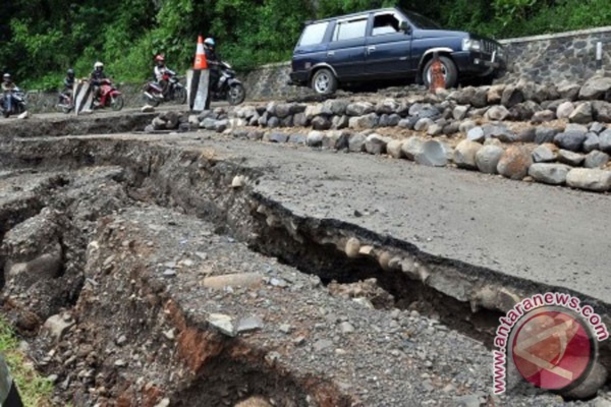 Jalur selatan Jateng macet akibat jalan ambles