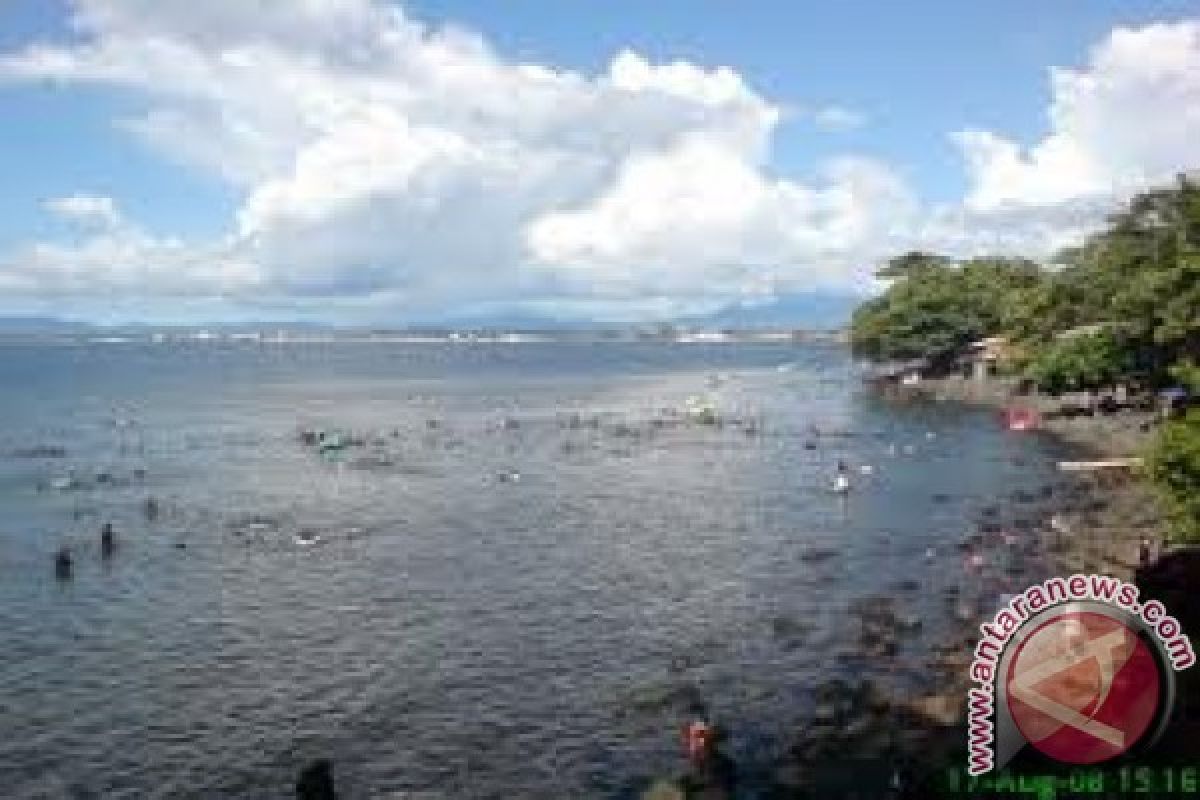 Menparinkraf lakukan program bersih pantai di Malalayang 