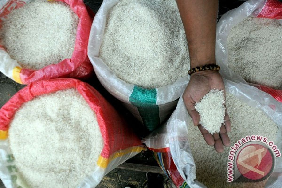 Harga beras di Karawang merangkak naik