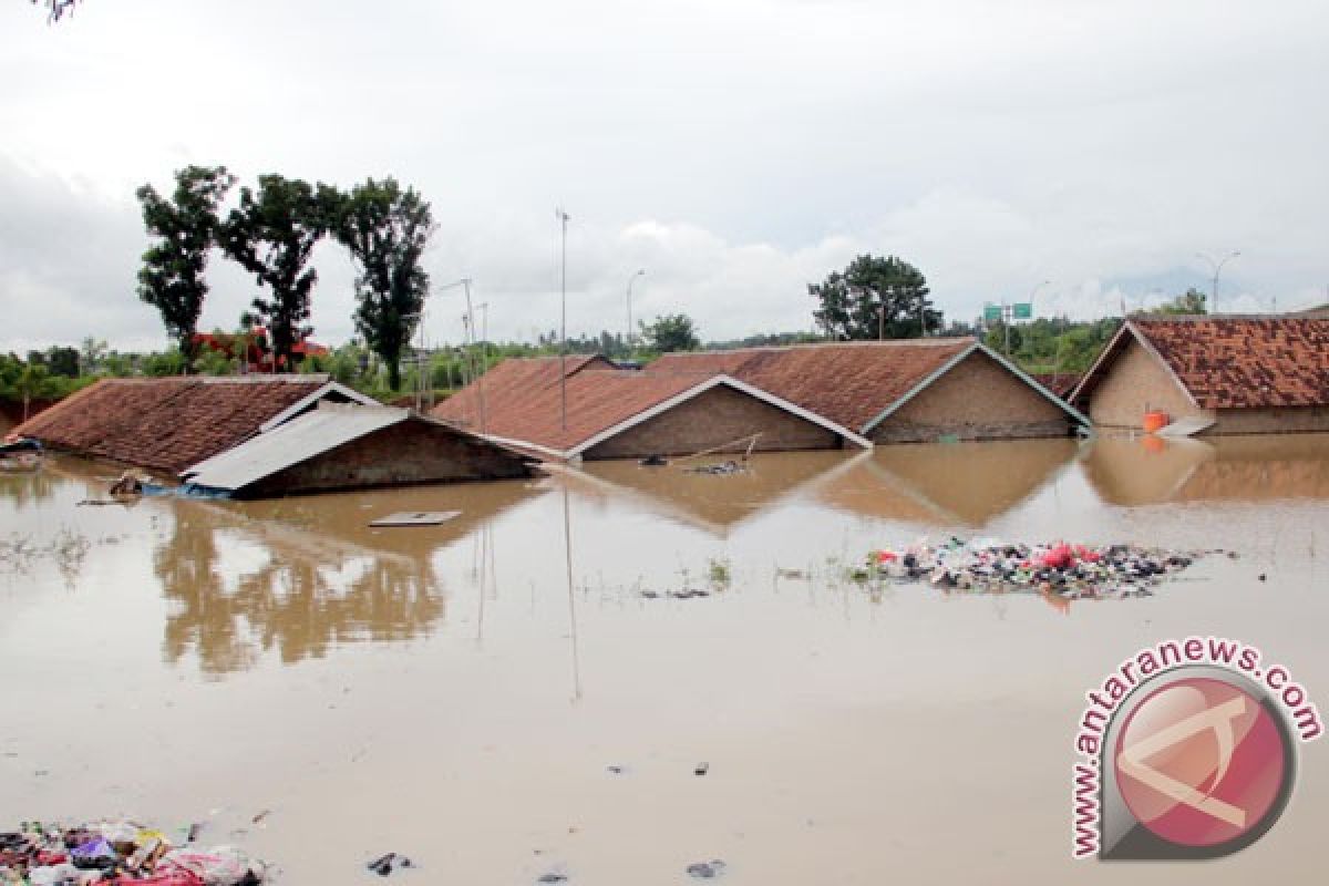 Banjir surut, warga bersihkan rumah