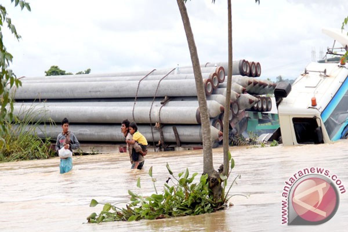 Jakarta-Merak toll road inundated at height of up to one meter
