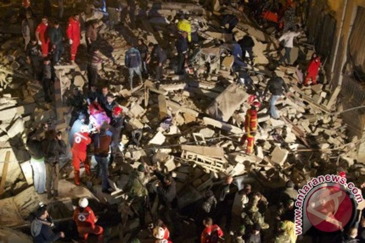 Puluhan terjebak dalam gedung ambruk di Beirut