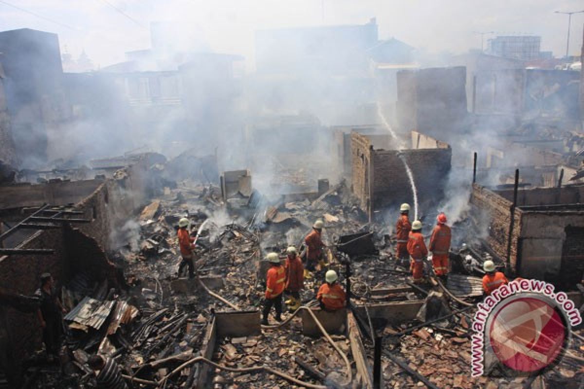 Api membakar pabrik plastik di Jelambar Jakbar