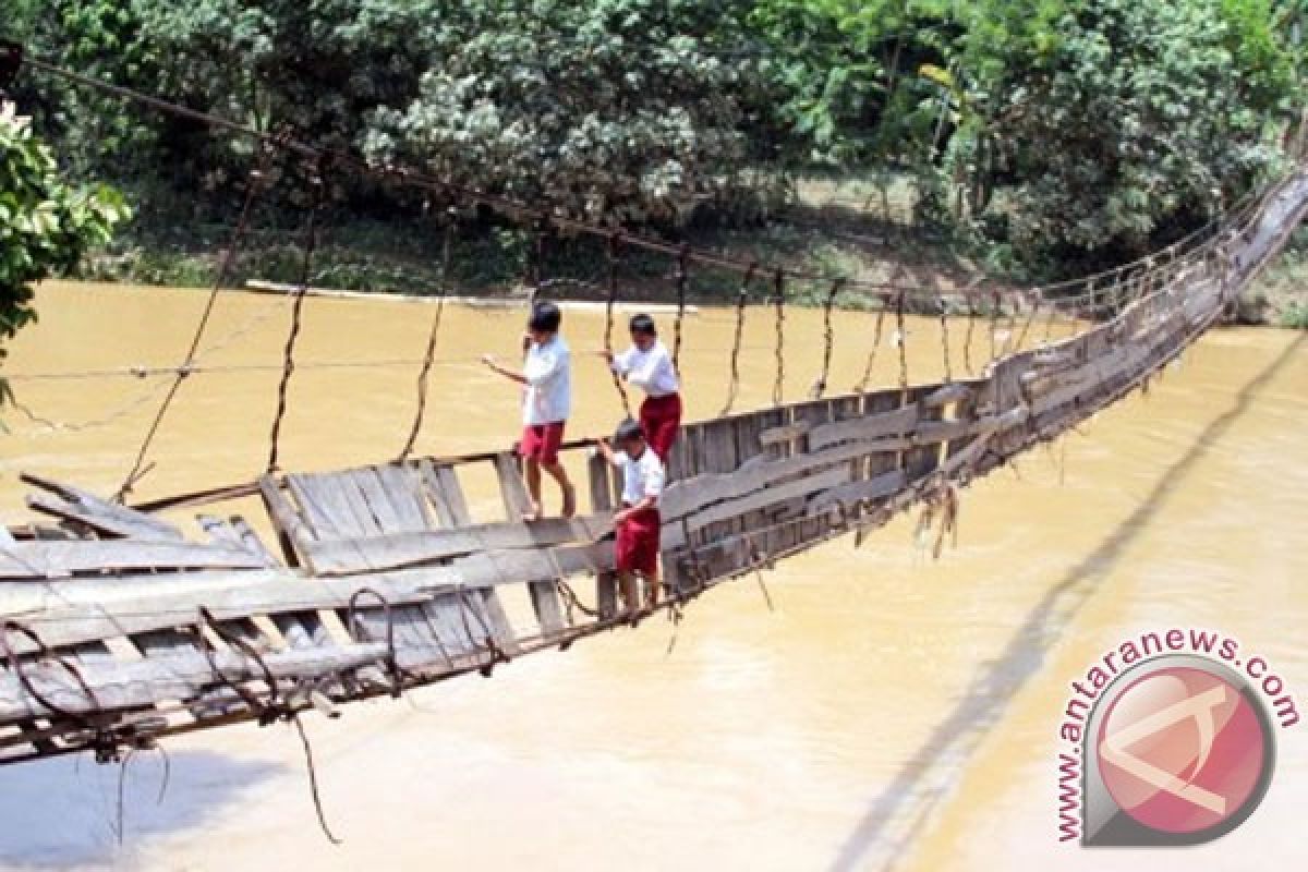 14 jembatan gantung rusak akibat diterjang banjir