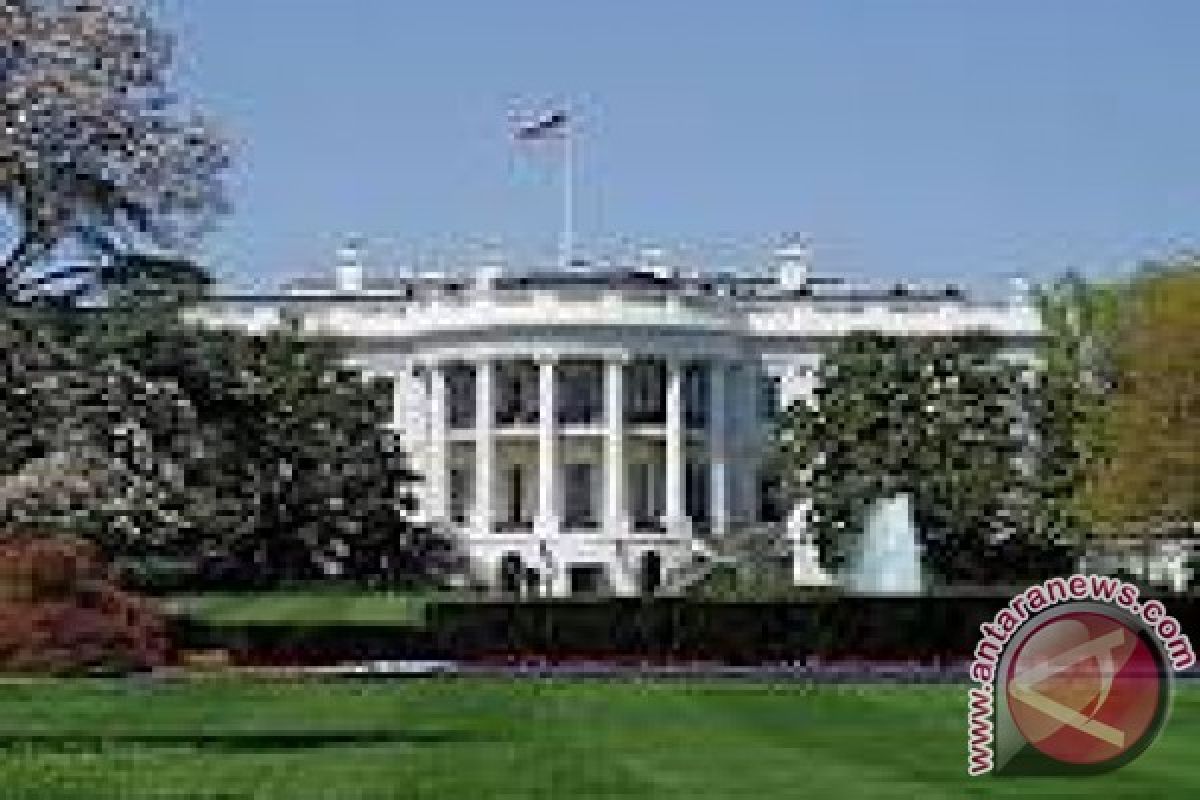 White house locked down after smoke bomb tossed 